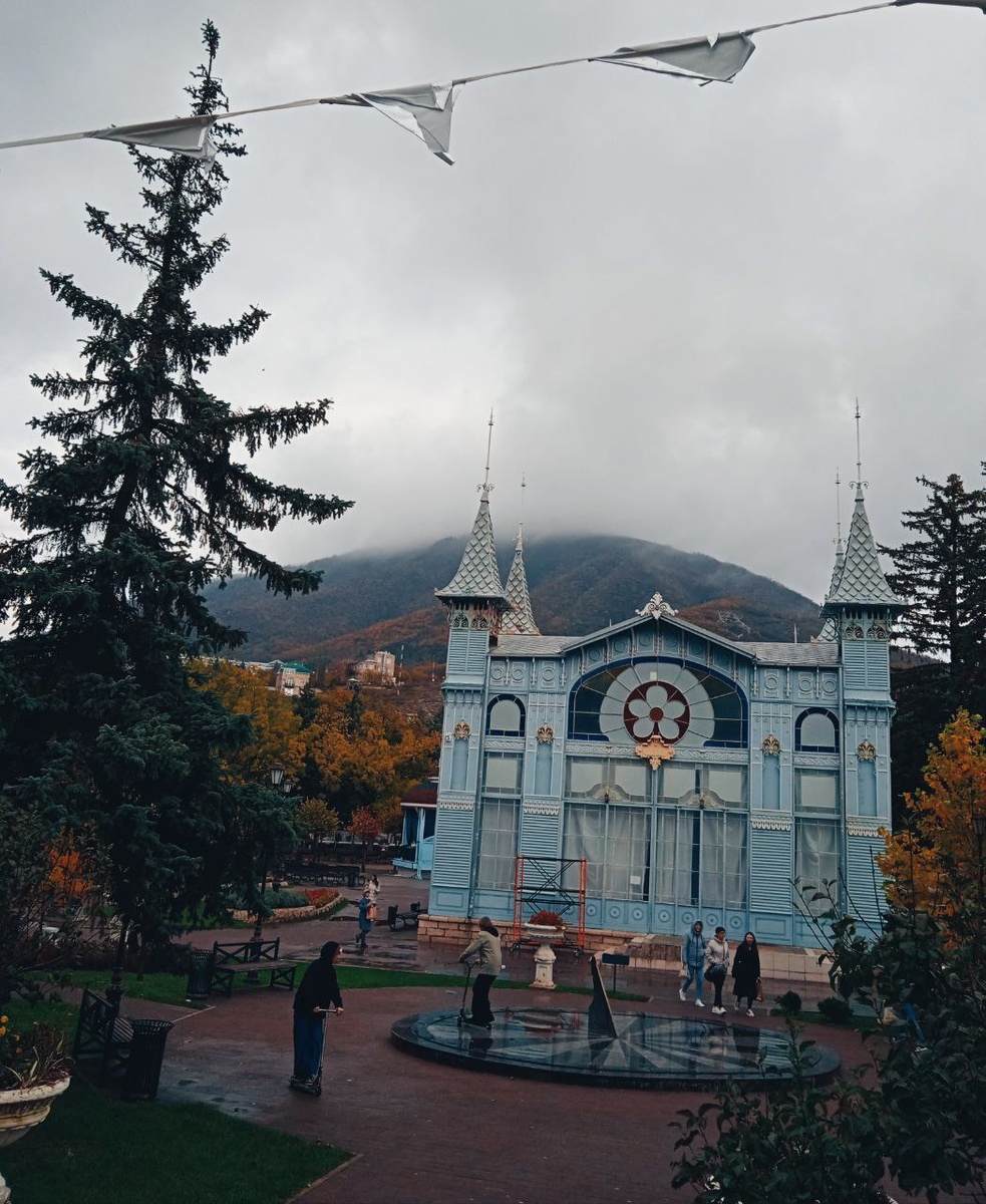 Вид на Машук из парка Цветник в ноябре.