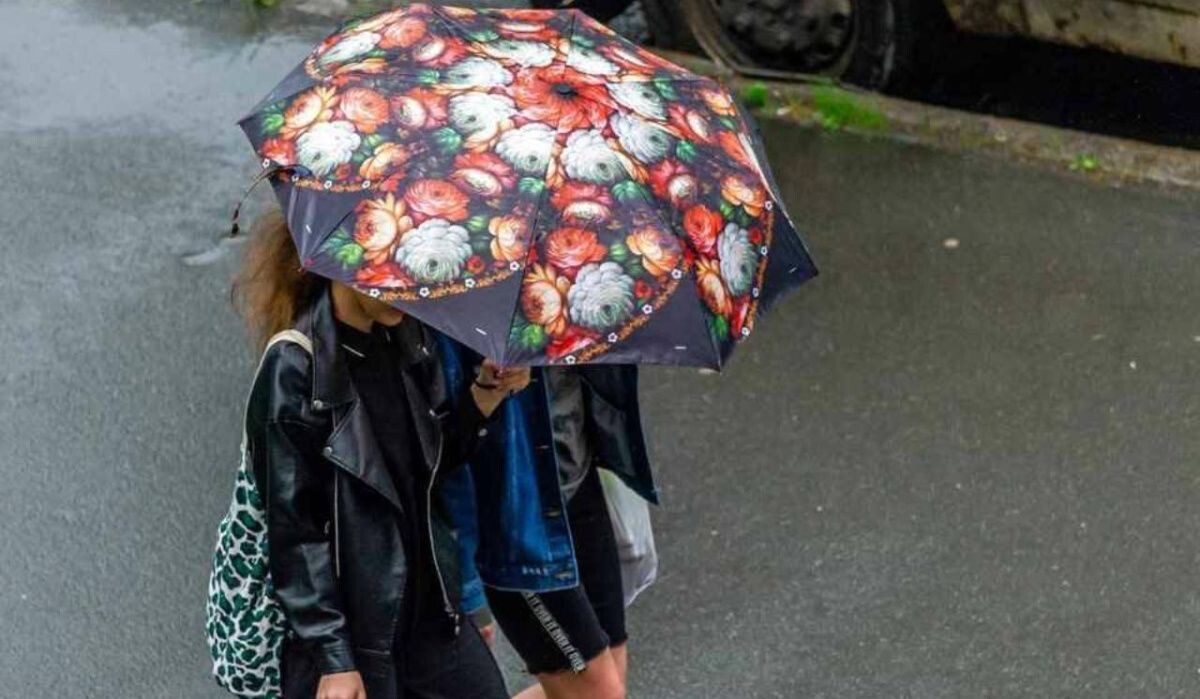     Девушки под зонтом. Источник: kp.ru Автор фото: Олег Золото