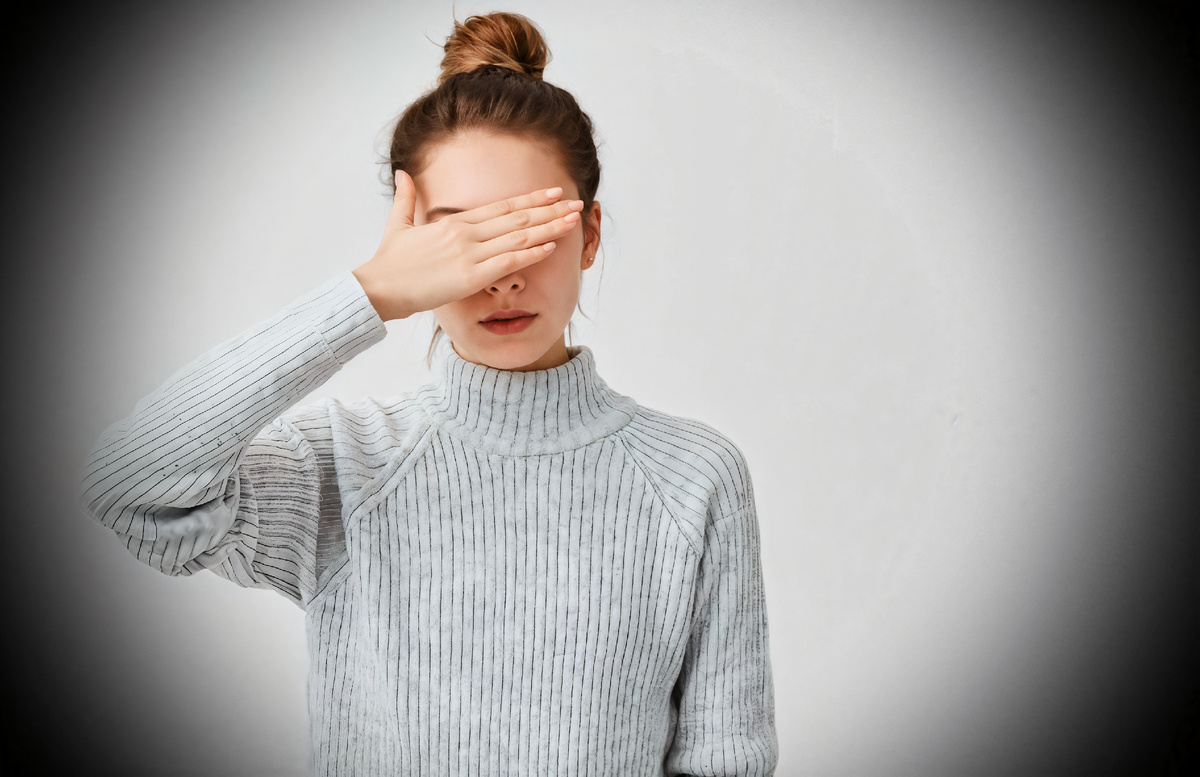 Глаукома — одно из самых коварных офтальмологических заболеваний, которое развивается практически бессимптомно, но без лечения приводит к необратимой слепоте. По данным ВОЗ, она является второй причиной слепоты в мире. Почему ее называют "тихим вором зрения"? Как вовремя обнаружить болезнь? И какие методы лечения способны сохранить зрение?