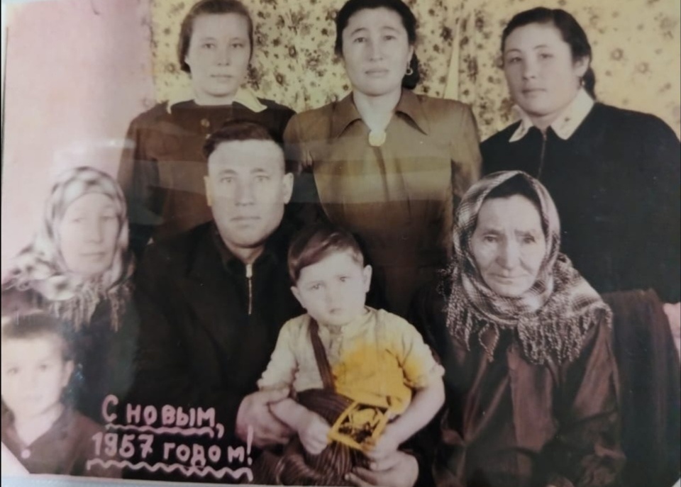 Роман Перфильевич сидит, слева от него Евдокия Львовна, его мама. Стоят его сестры: Ефимья (Сима), Анна и Нина.