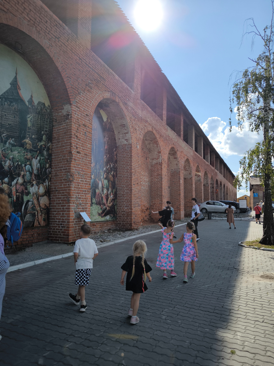 Исторические картины рядом с Ямской башней 