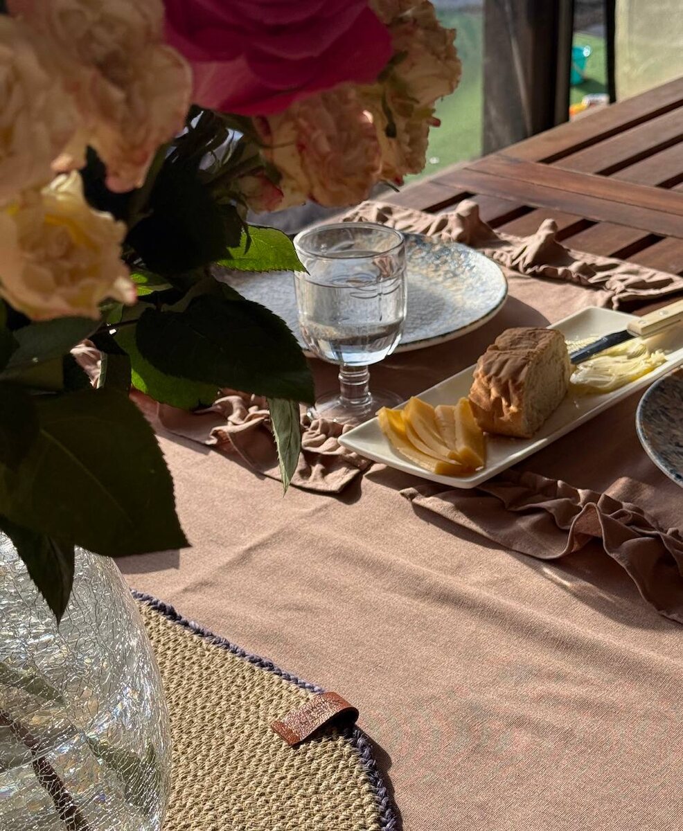 Дорожка и салфетки из льна с рюшами в цвете "капучино"