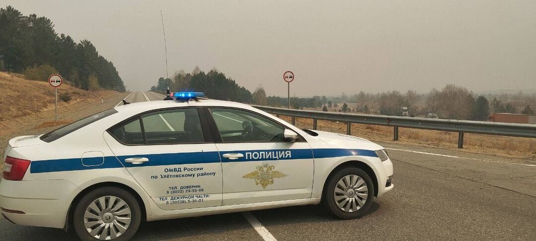 Дым от лесного пожара затянул 50-километровый участок трассы в Забайкалье