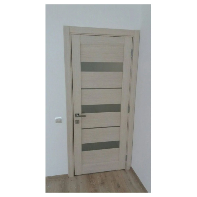 Дверь со вставками стекла