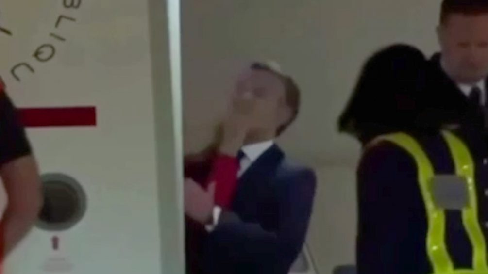   Макрон получает по лицу на глазах изумлённых вьетнамцев. Фото: кадр видео