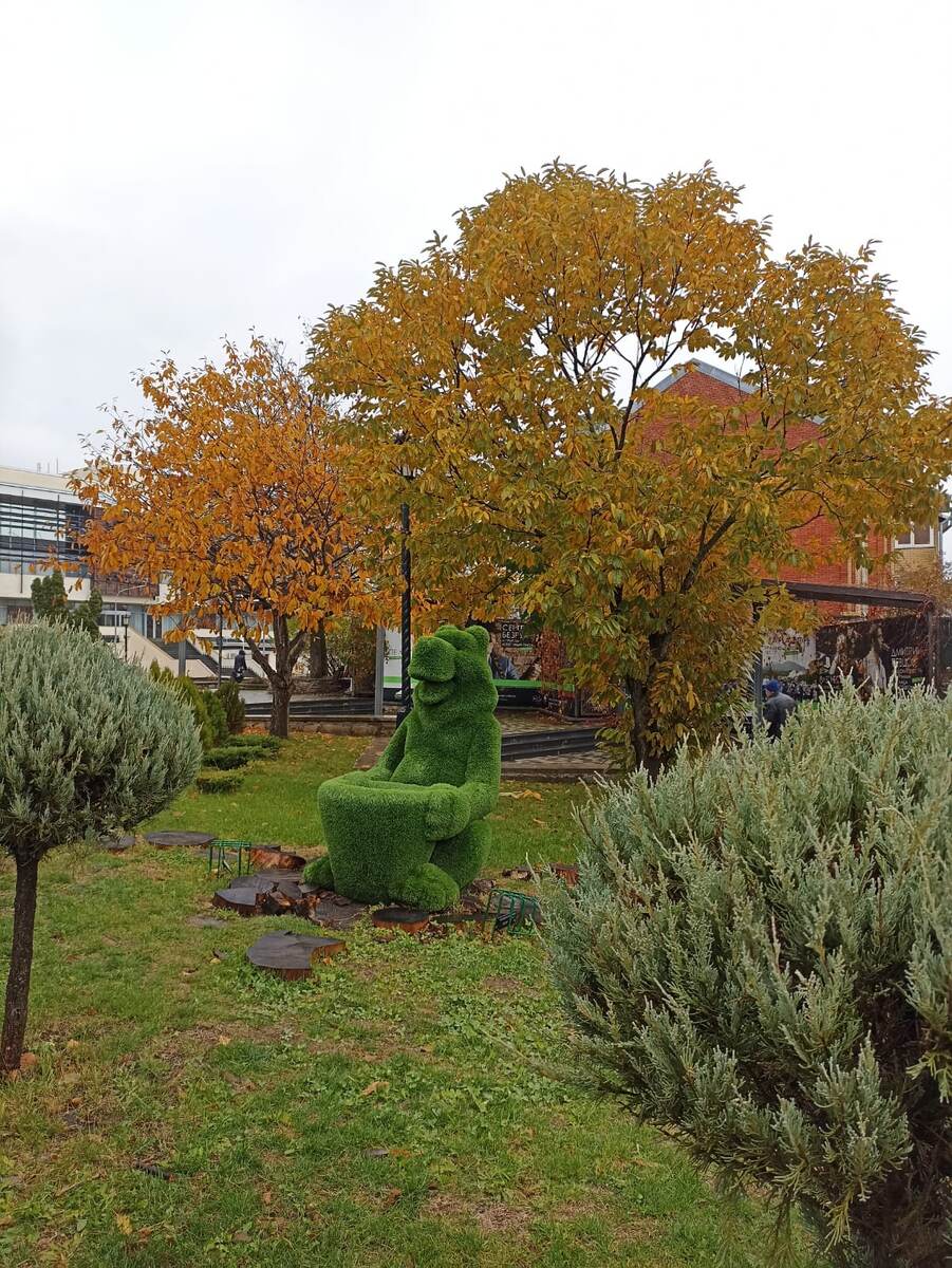 интересная скульптура возле администрации города