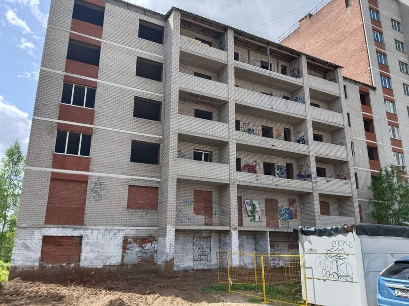  Недостроенный первый подъезд дома на улице Льва Толстого. Фото: Максим Александров