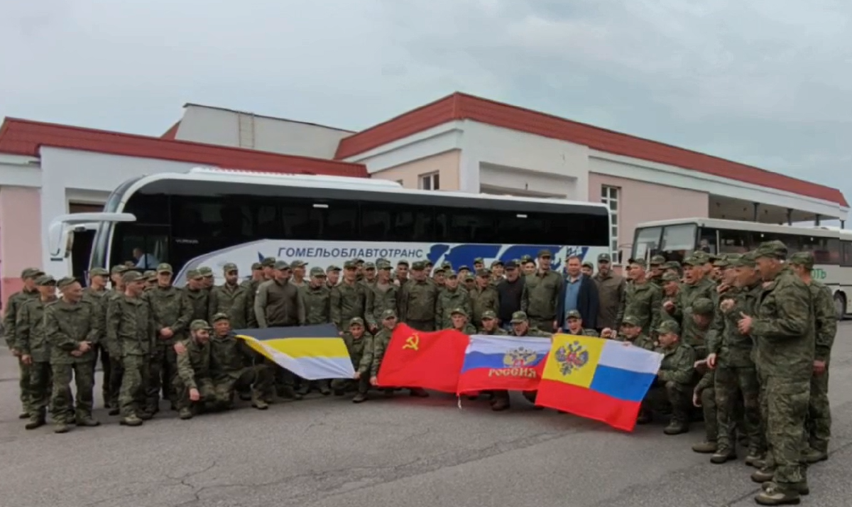 Флаги в руках освобожденных из плена российских солдат 25.05.2025