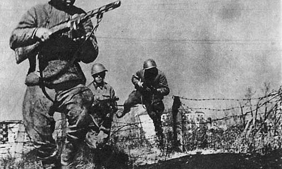 Мастера ближнего боя: как красноармейцы превращали простые инструменты в грозное оружие