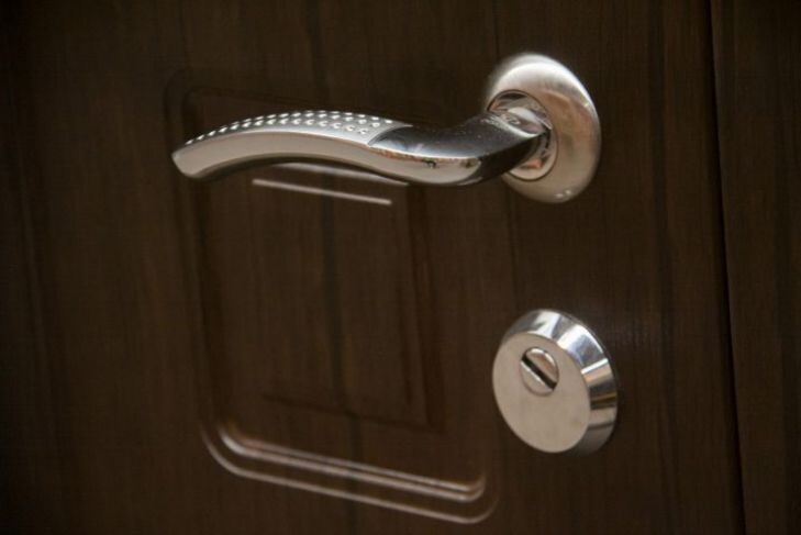 Зачем завязывать красную нить на дверной ручке: ритуал для защиты