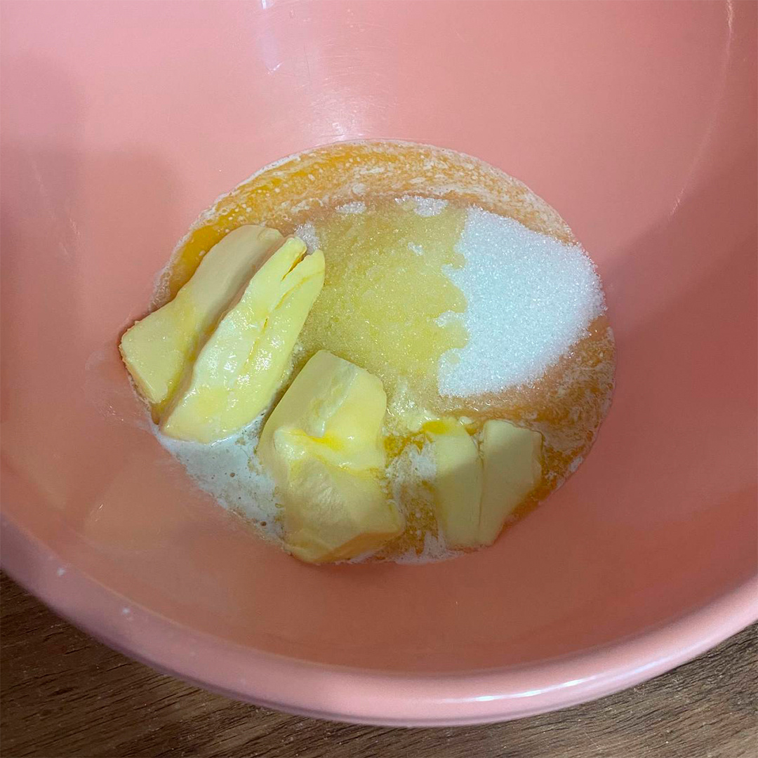 Размягченное масло взбейте с сахаром до кремообразной массы