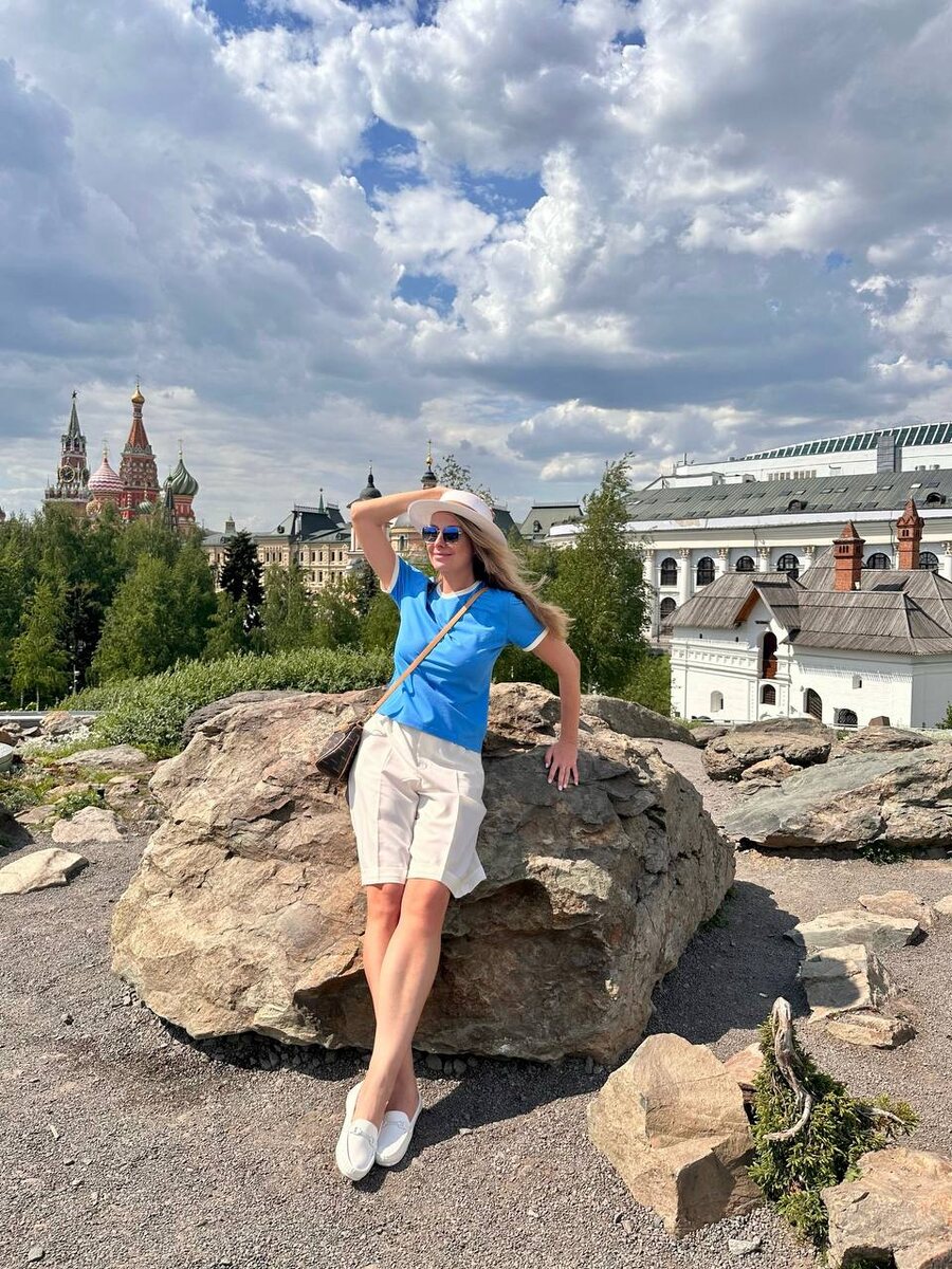 На фото: 
ведущая прогноза погоды на канале ТВЦ Алёна Дублюк
