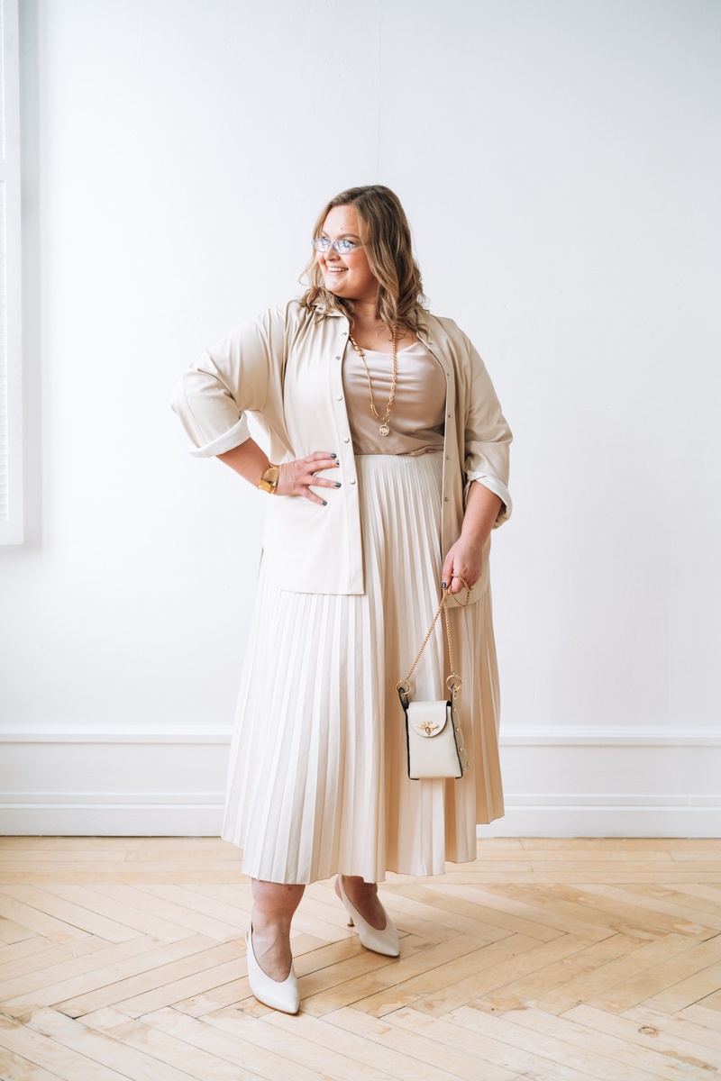 Мария не боится носить светлое и соблюдает главные правила: подчеркивает талию и удлиняет силуэт вертикалями - расстегнутый кардиган, плессированная юбка, длинная цепочка