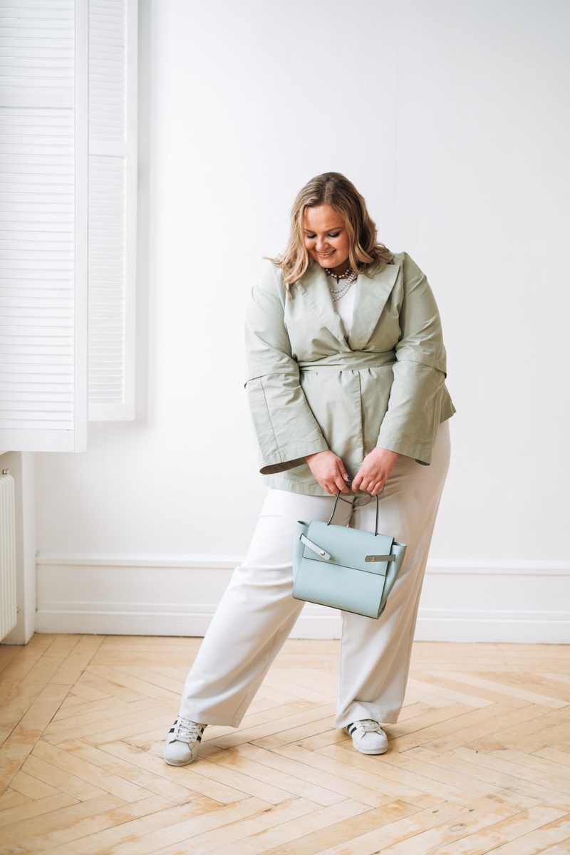 На Маше жакет модного кроя из плотной ткани. Подчеркнута талия, V-образный вырез и запах. Классный летний образ! 