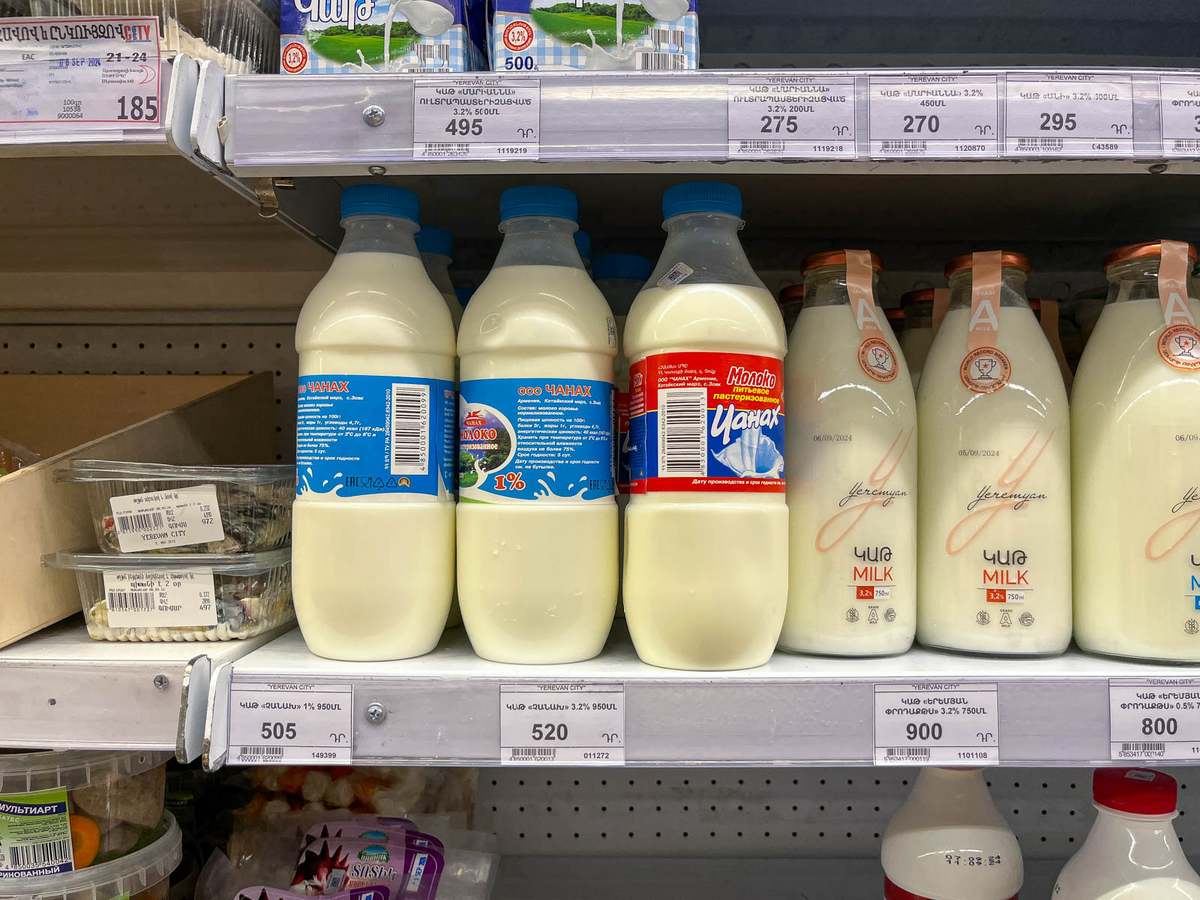 Молоко в супермаркете в Ереване
