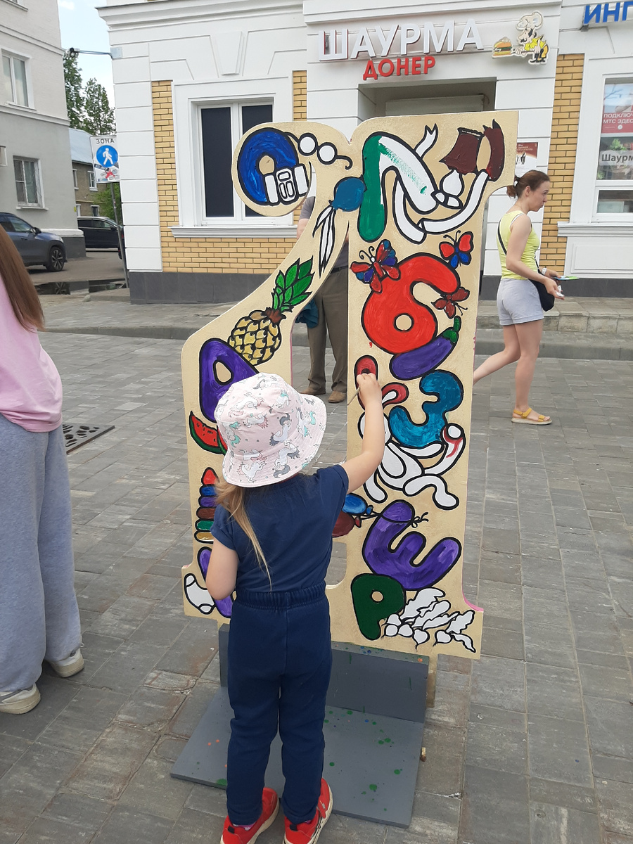 Аня разрисовывает инсталяцию