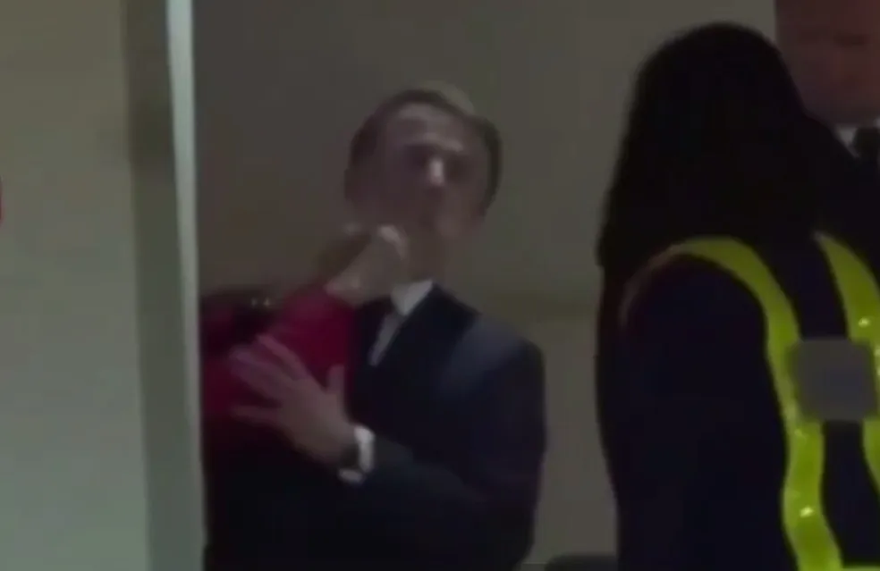 Фото:
кадр видео из соцсетей
Момент, когда Макрон получил пощёчину