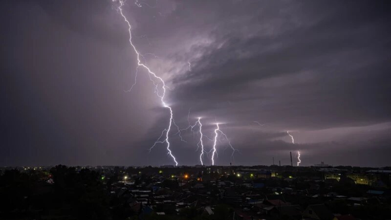     «Суперячейковая» гроза озаряла небо Рубцовска Евгений Храпко