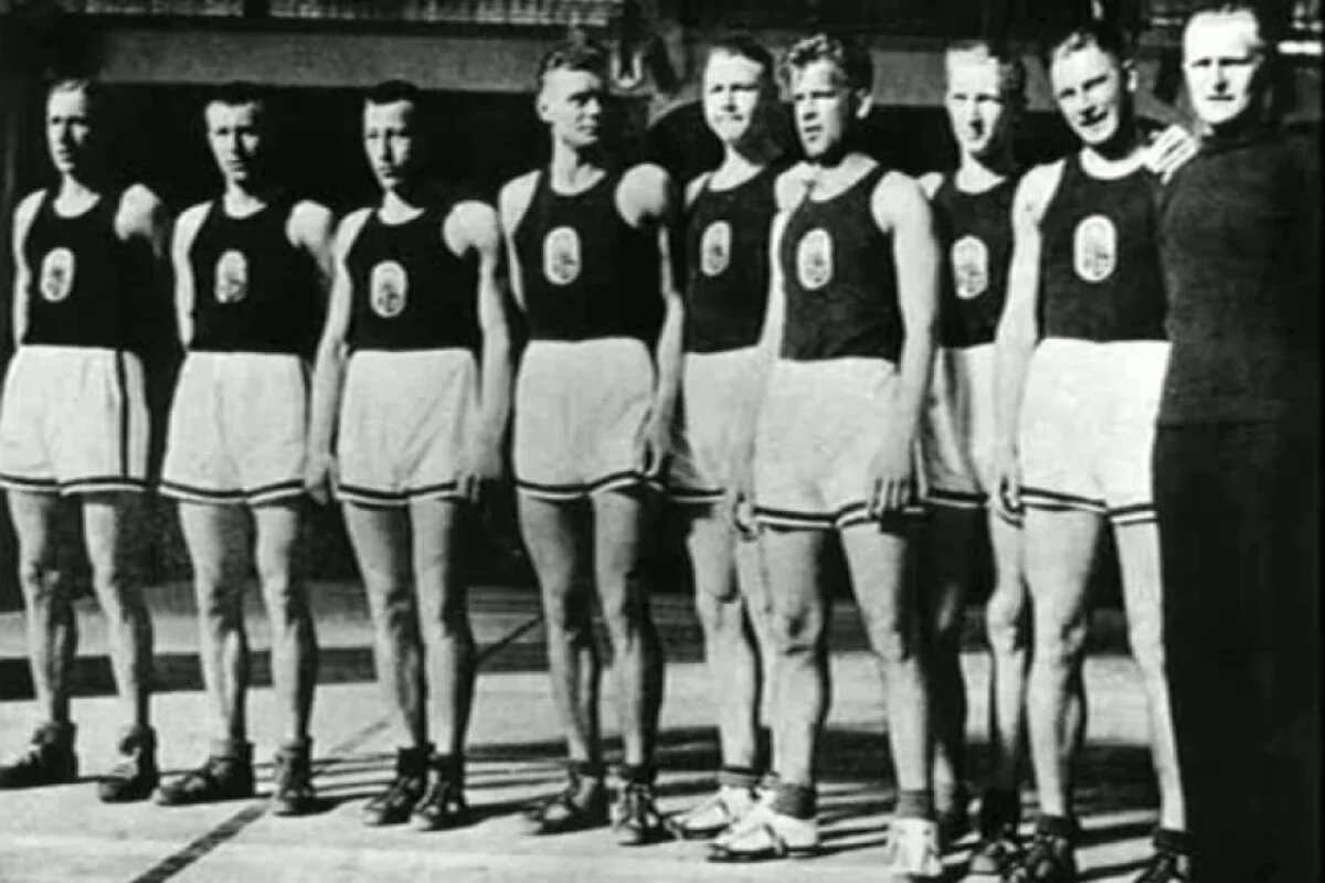    Вальдемар Бауманис (справа) — латвийский баскетболист, баскетбольный и футбольный тренер. Возглавлял баскетбольную сборную Латвии, победившую на первом в истории чемпионате Европы в 1935 году.