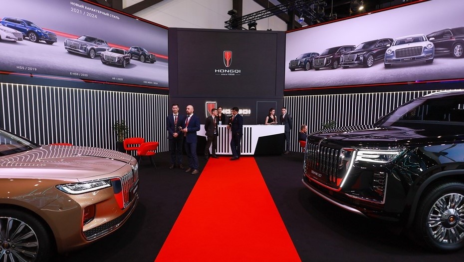    Стенд автобренда Hongqi на ПМЭФ Автор фото: ТАСС