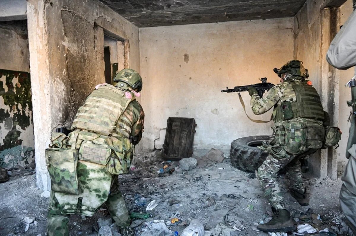    Штурмовая группа ВС РФ обнаружила в здании лежки и позиции боевиков. Нашли женскую армейскую форму, специальные снайперские патроны под калибр НАТО.