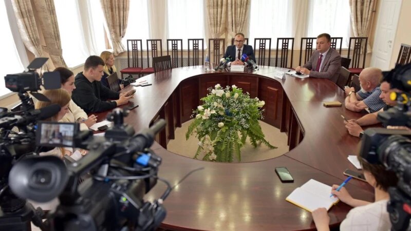     Валерий Ведяшкин рассказал обо всем касательно ремонта трамвайных путей. Фото предоставлено пресс-службой Администрации Барнаула.