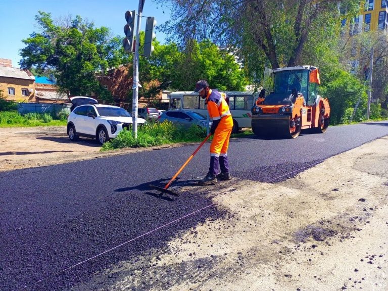    В Оренбурге укладывают асфальтобетон на улице Корецкой Оренбуржье