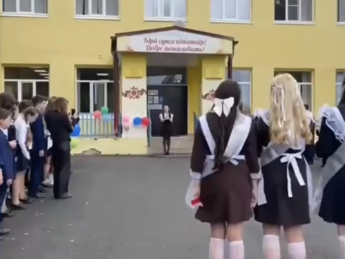    Кадр видео с последнего звонка Ян-Норвашской средней школы