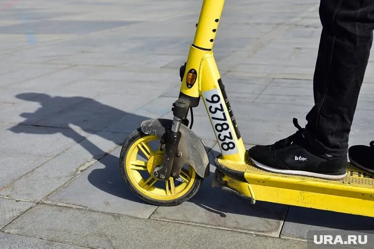 Водитель не имел право отказывать в проезде детям с самокатами. Фото: Размик Закарян © URA.RU