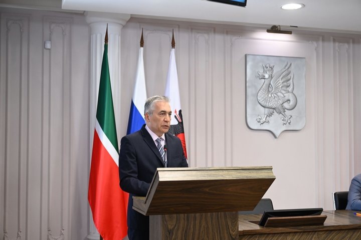 Сумма долга горожан перед управляющими компаниями приближается к 1 млрд рублей, расказал Искандер Гиниятуллин. взято с сайта kzn.ru