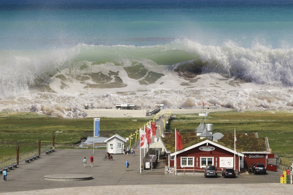 Цунами на побережье Японии. Фото с wikipedia.org