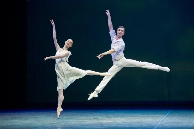    Практически невесомые артисты балета. Фото: Омский государственный музыкальный театр/ Александр Барановский