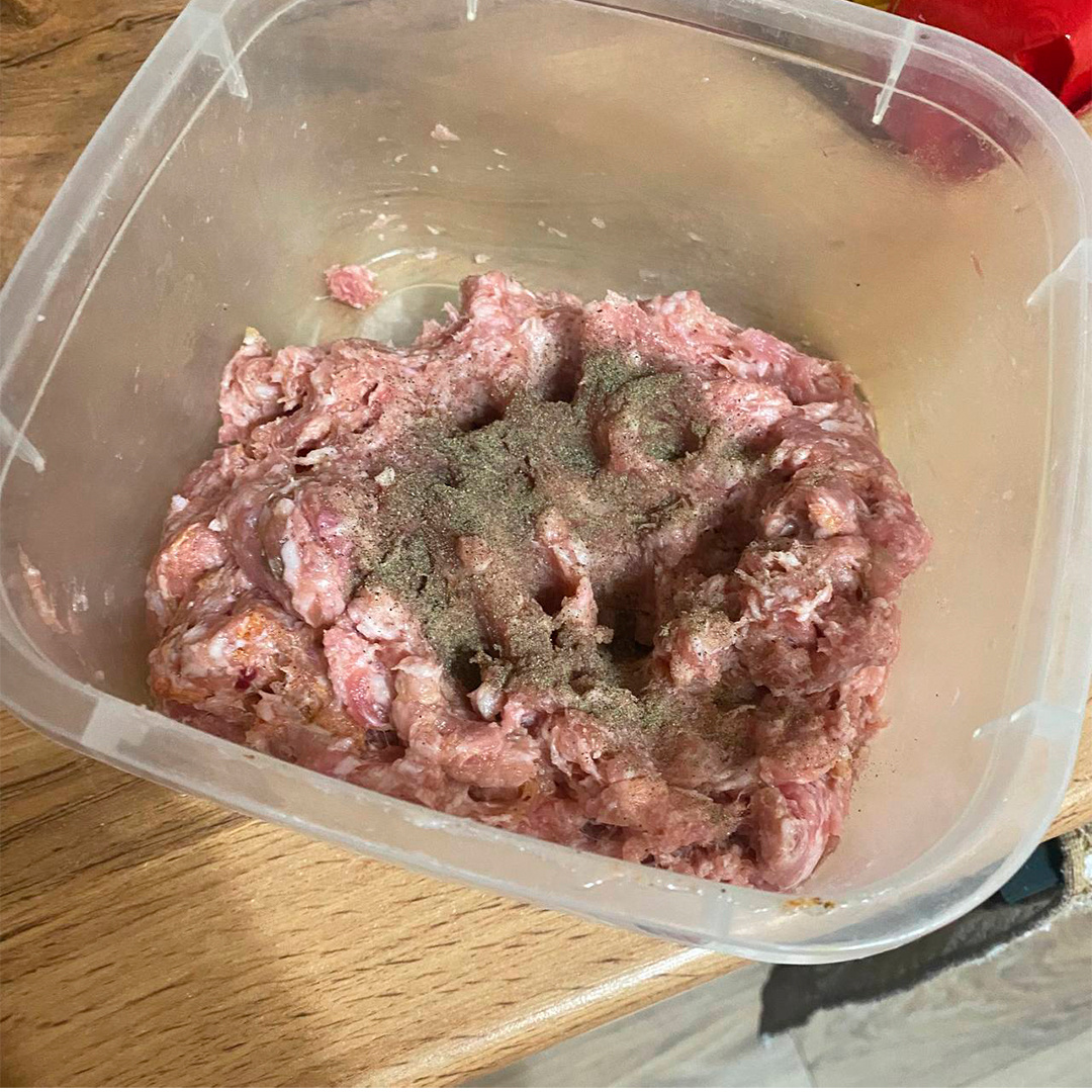 В миске смешайте фарш, соль, перец и копченую паприку
