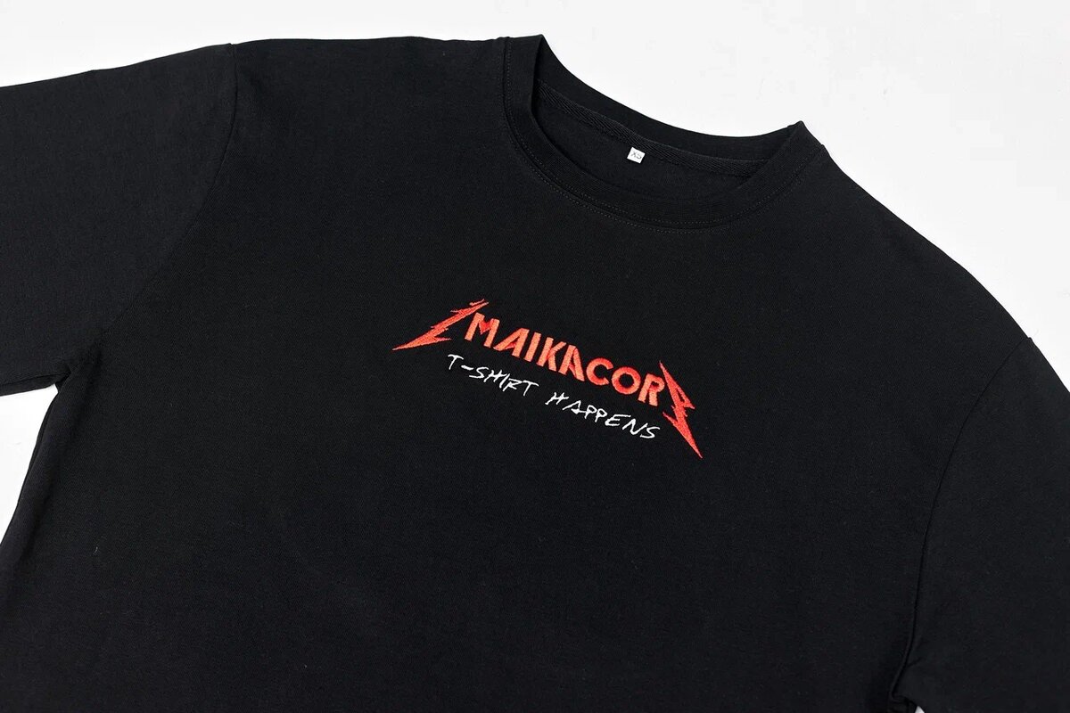 Пример нашего мерча, сделанного к фестивалю T-shirt fest. Вышивка подчеркивает нашу атмосферу в компании.