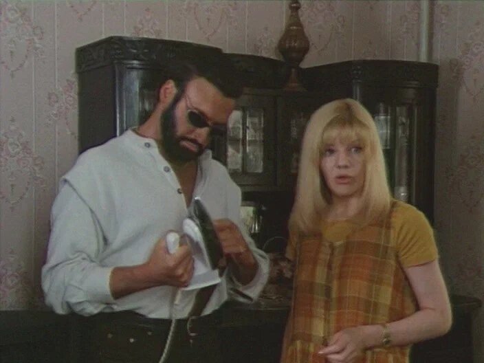 Юля, бандит и утюг. Кадр из открытых источников