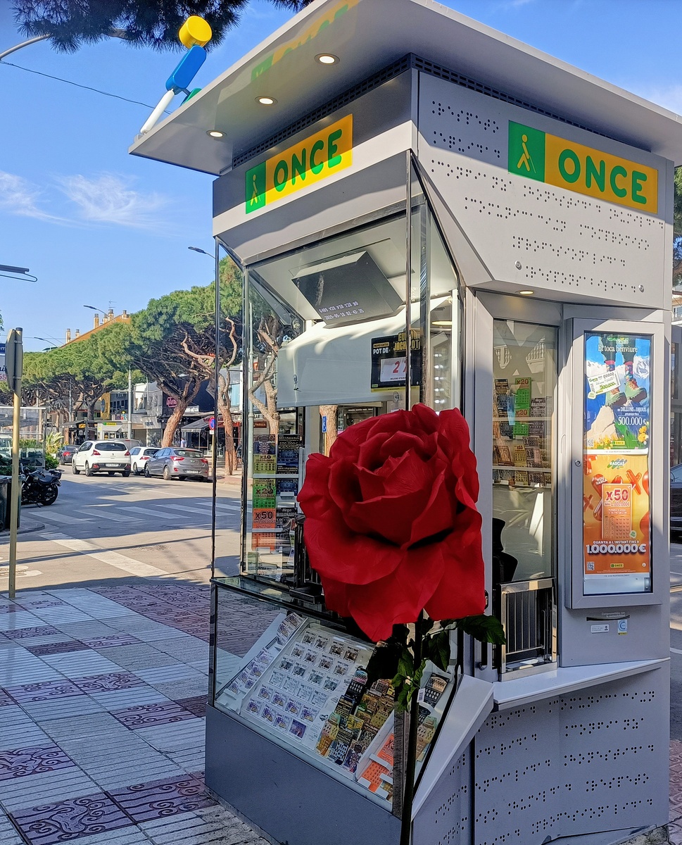 Киоск " Лотерея Once"- Ассоциации слепых и глухонемых на центральной улице Platja d' Aro. Коста Брава. Испания.