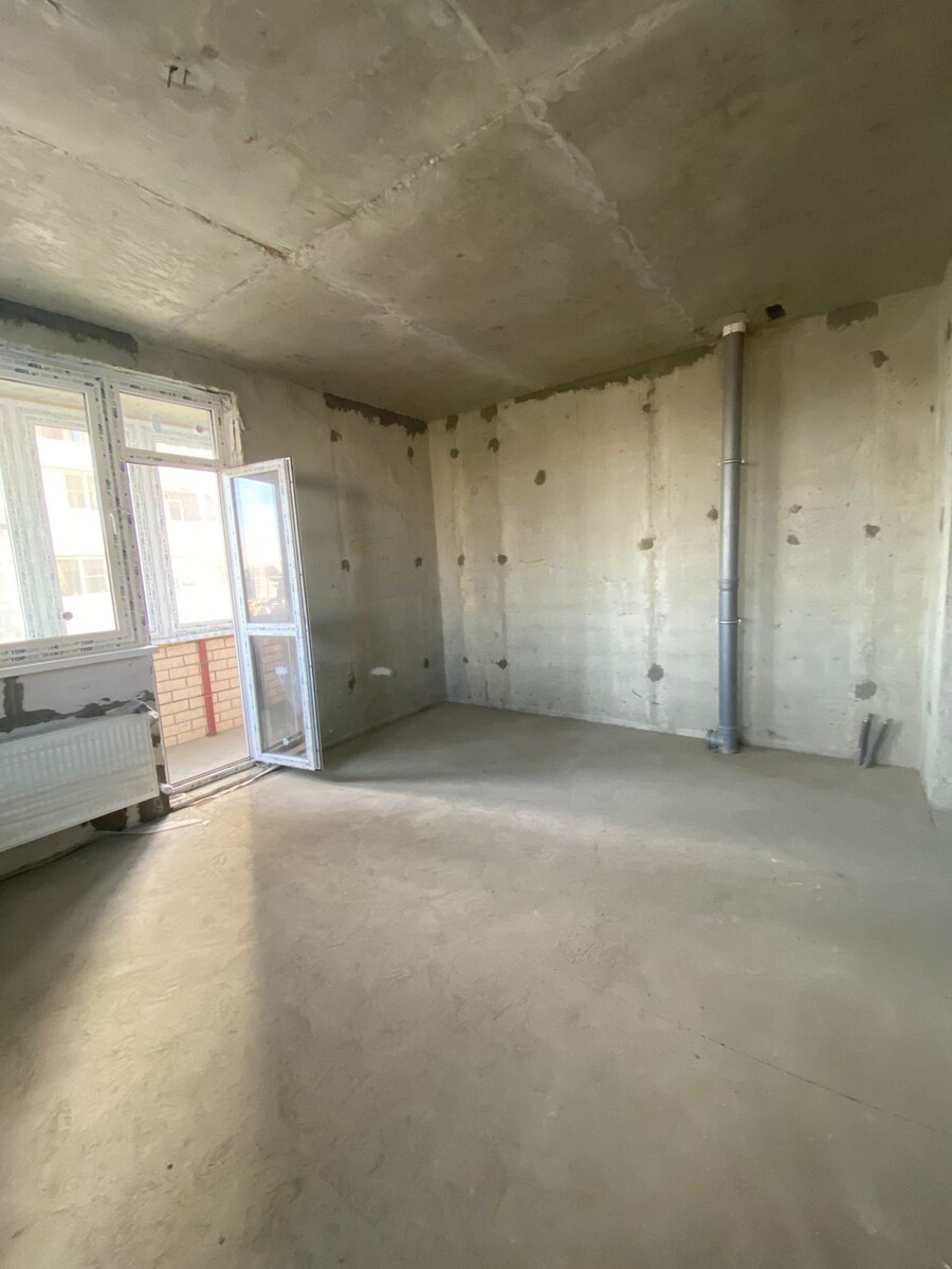 Вот так выглядела наша квартира до ремонта — бетонные стены, голый пол и уныние