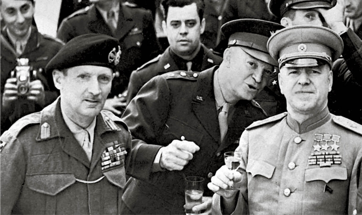Фото: Е. А. Корнеев (из архива Министерства обороны СССР)/Г. К. Жуков, Д. Эйзенхауэр и Б. Монтгомери в поверженном Берлине.