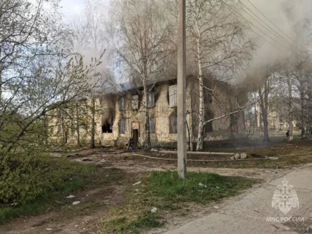    В Сургуте сгорел двухэтажный расселенный дом