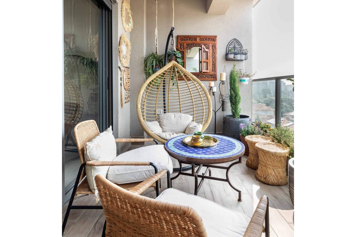 Зелень на террасе послужит декоративным акцентом и будет гармонично сочетаться с природными видами. Источник фото: Pinterest.