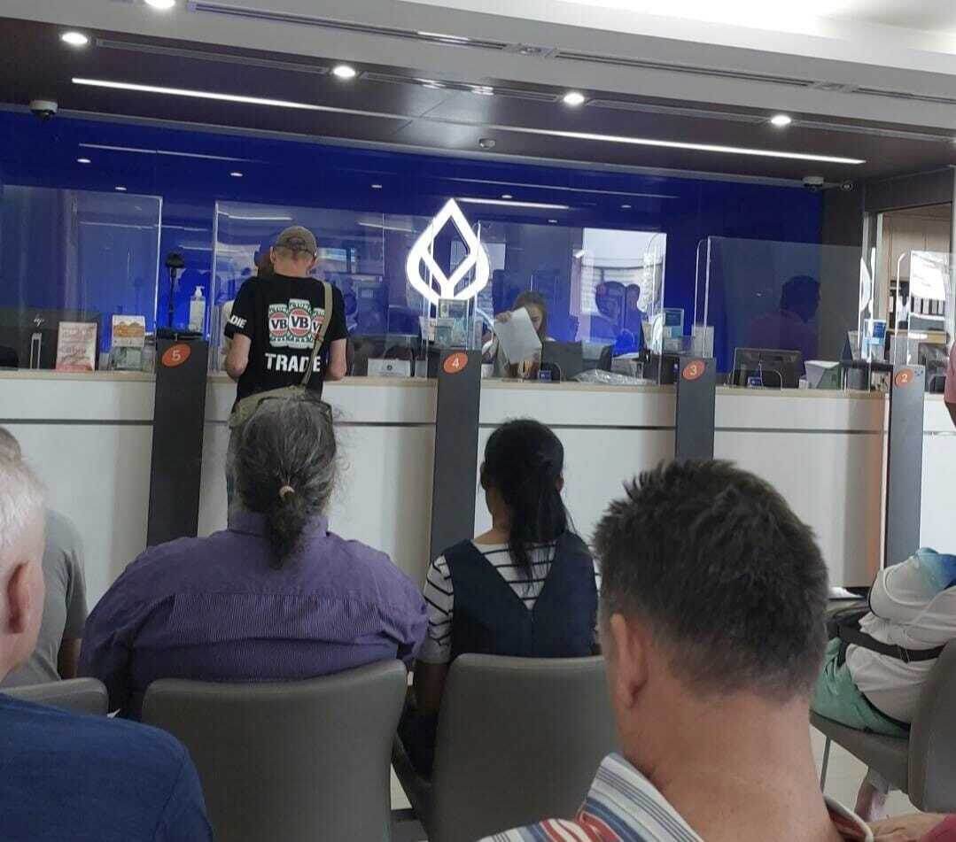 - В очередь, милые дети, в очередь! 