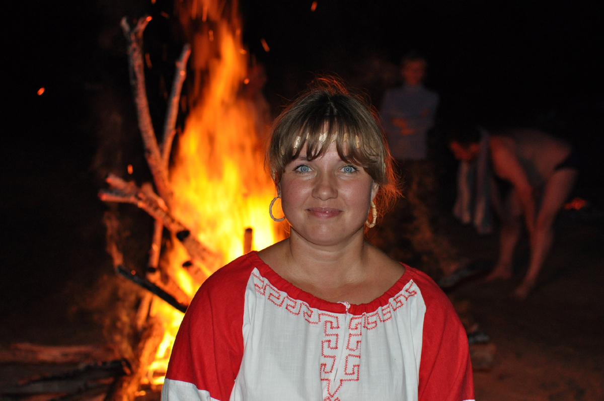 Через костер прыгала)