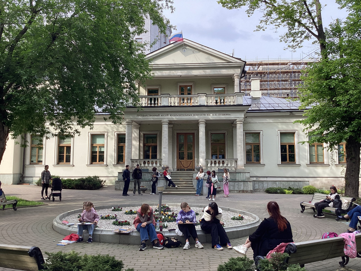 Во дворике творческая атмосфера