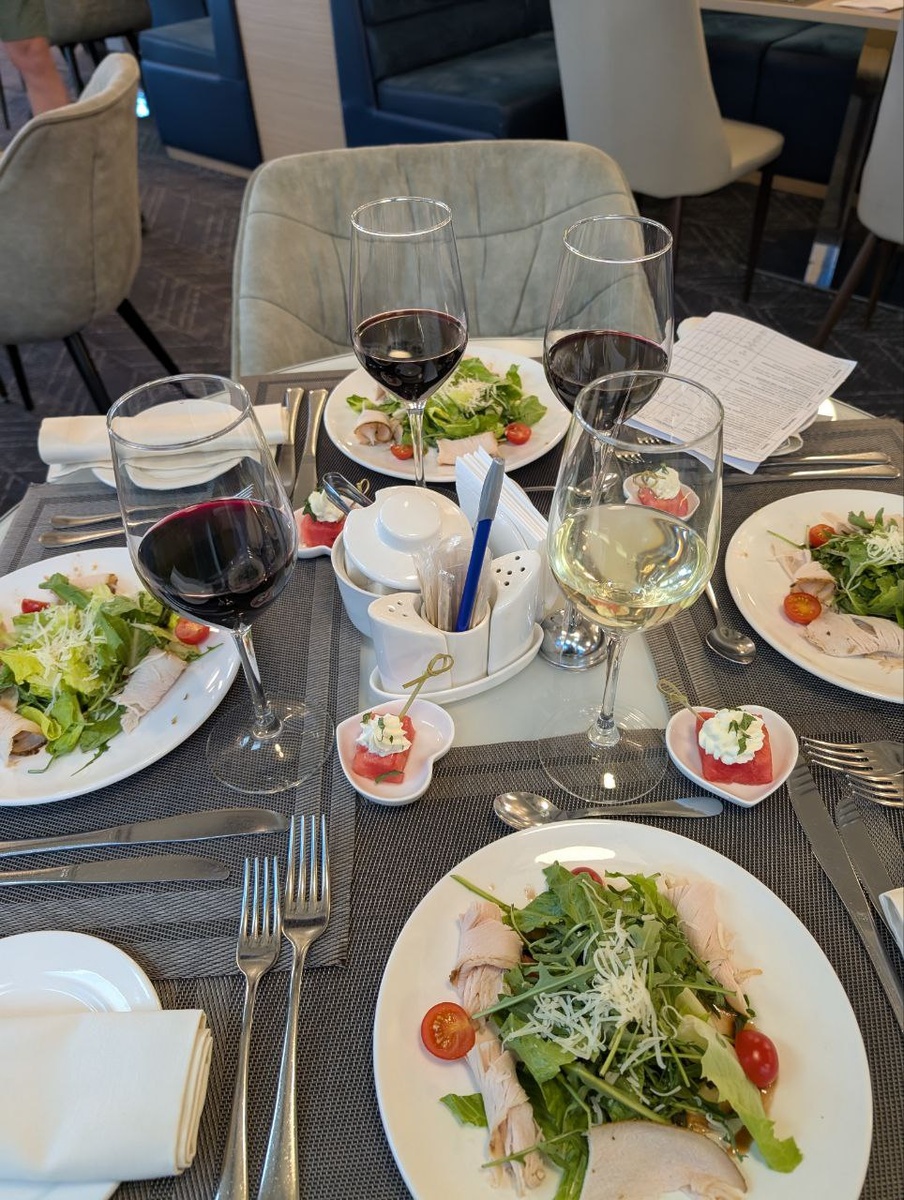 Когда приходишь на обед или ужин, на столе уже ждут салат и вино