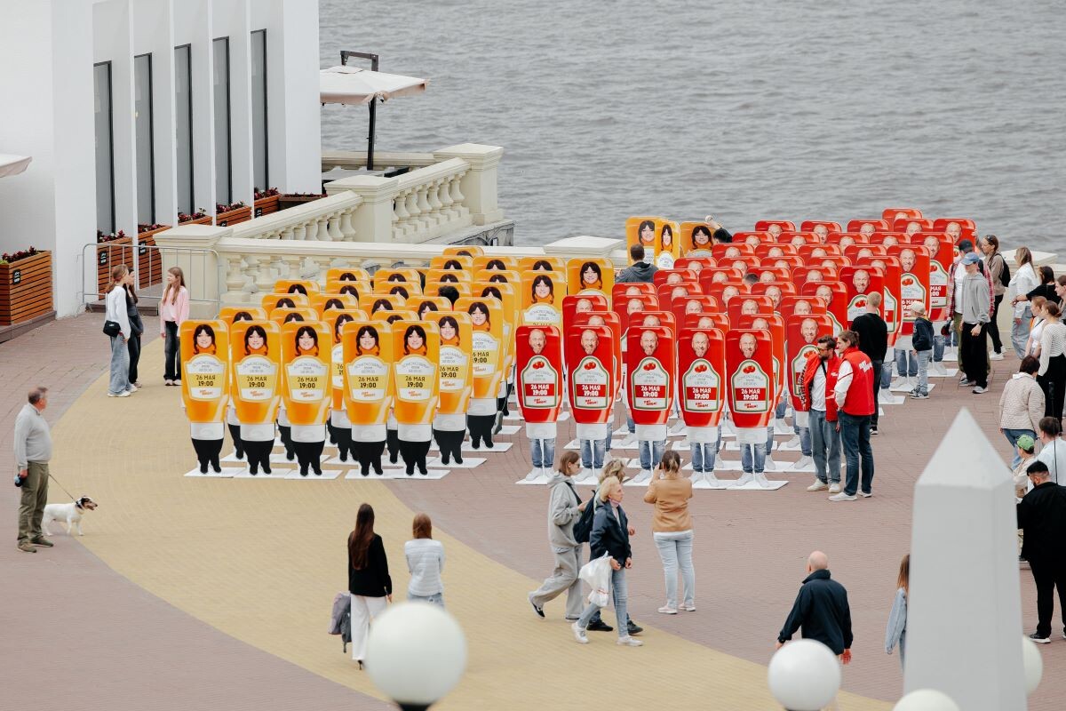    На набережной у Чкаловской лестницы установили по 100 ростовых фигур телеведущих