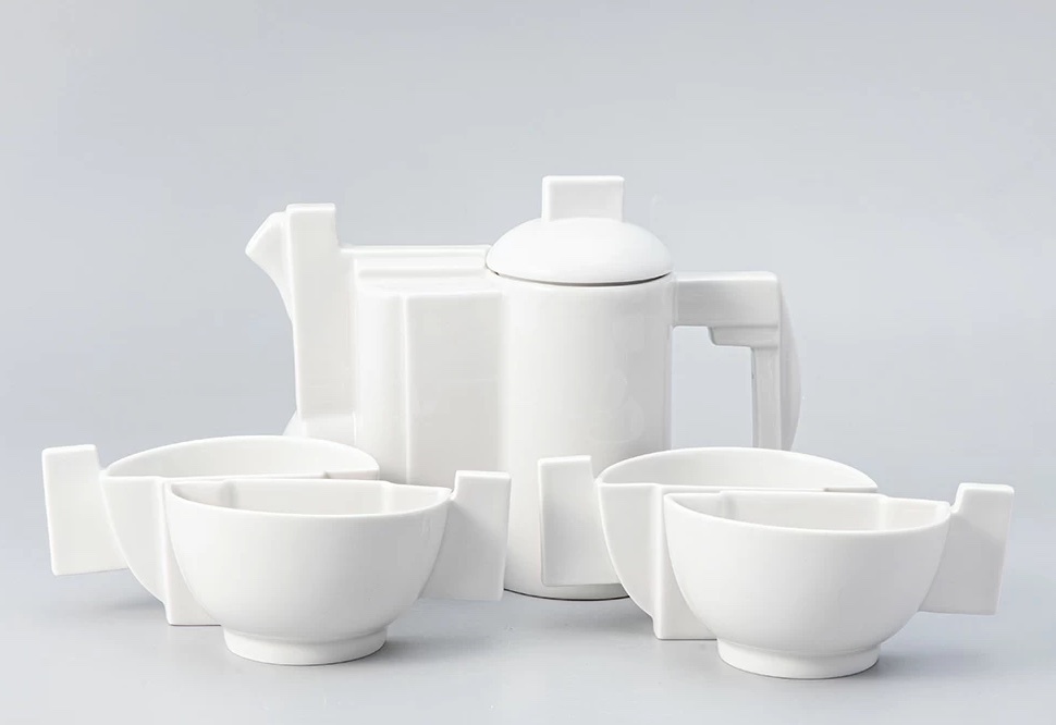 Чайник и чашки Малевича из ассортимента современного Императорского фарфорового завода. Фото © Императорский фарфоровый завод