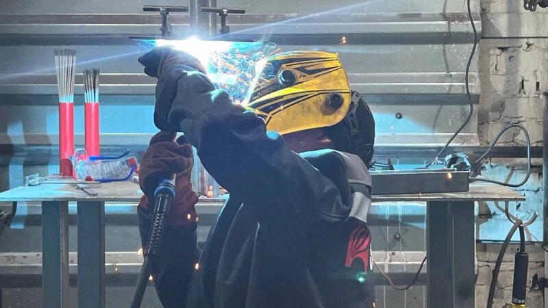     В Барнауле 24 мая 2025 года прошел краевой конкурс «Лучший сварщик». Софья Комарова