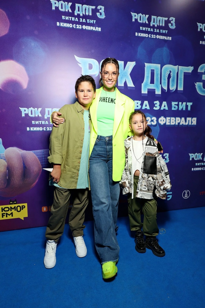    Агата Муцениеце с детьми