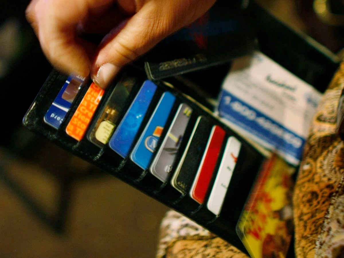    В Госдуме предложили ограничить число банковских карт на одного человека