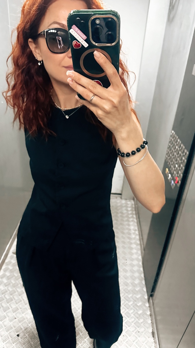 Каждый год, как только я переодеваюсь в летний гардероб, то тут же начинаю думать о том, что нужно докупить мне и членам моей семьи на следующую осень и зиму. К слову, речь даже не только об одежде. Сейчас сильно дешевеет канцелярия, школьные пособия, тетради и прочие школьные «нужности». Я редко тяну до осени даже с такими покупками. Стараюсь подгадать время так, чтобы Никита ушел гулять с друзьями, и у меня была пара часов на то, чтобы пересмотреть ящики, выбросить все поломанные или использованные ручки, карандаши и тетради. Протереть везде пыль и составить список того, что нужно посмотреть на маркетплейсах и магазинах с канцтоварами в моем районе. Люблю, когда все четко, заранее и без лишнего ажиотажа. 